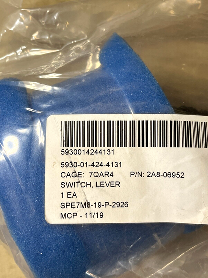 NEW OEM CONTROLS MS4M7114 2A8-06952 277VAC LEVER SWITCH 5930-01-424-4131
