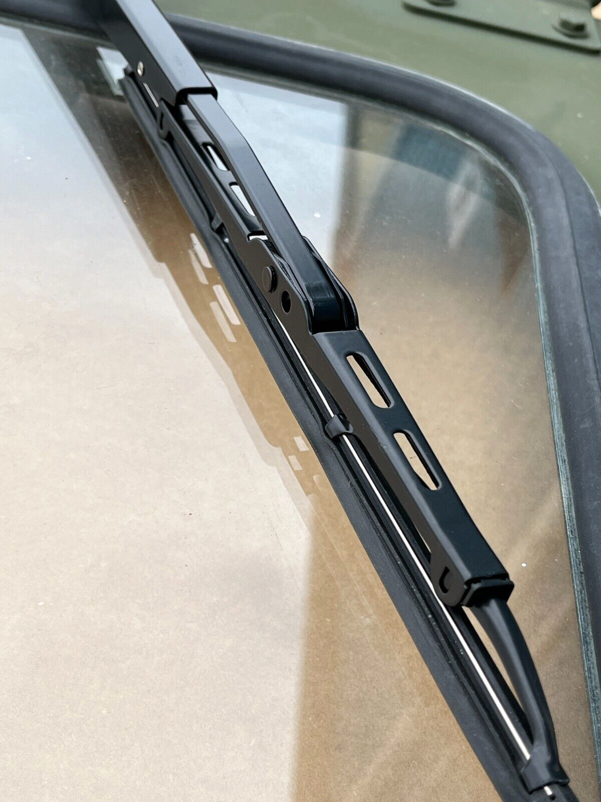 M1161 GROWLER ITV-LSV FRONT WINDSHIELD HALF WITH MOTOR 43016400 2510-01-605-2532