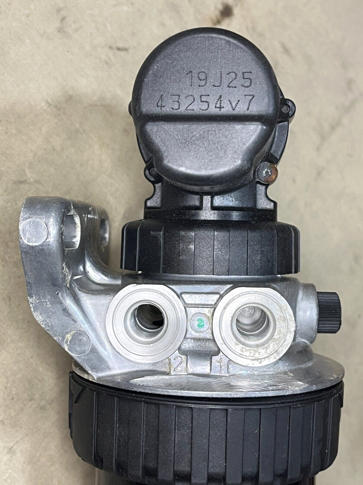 LOADER UTILITY 624KR JOHN DEERE RE541922 FLUID FILTER BODY 2910-01-567-3463