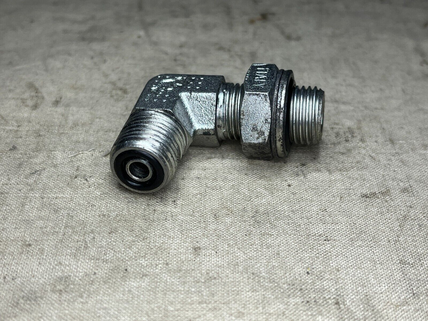 PIPE ELBOW 9/16''-18 X 1/4, 3/8 MALE 520''-19 CC-0009697 4730-01-617-2972 NOS