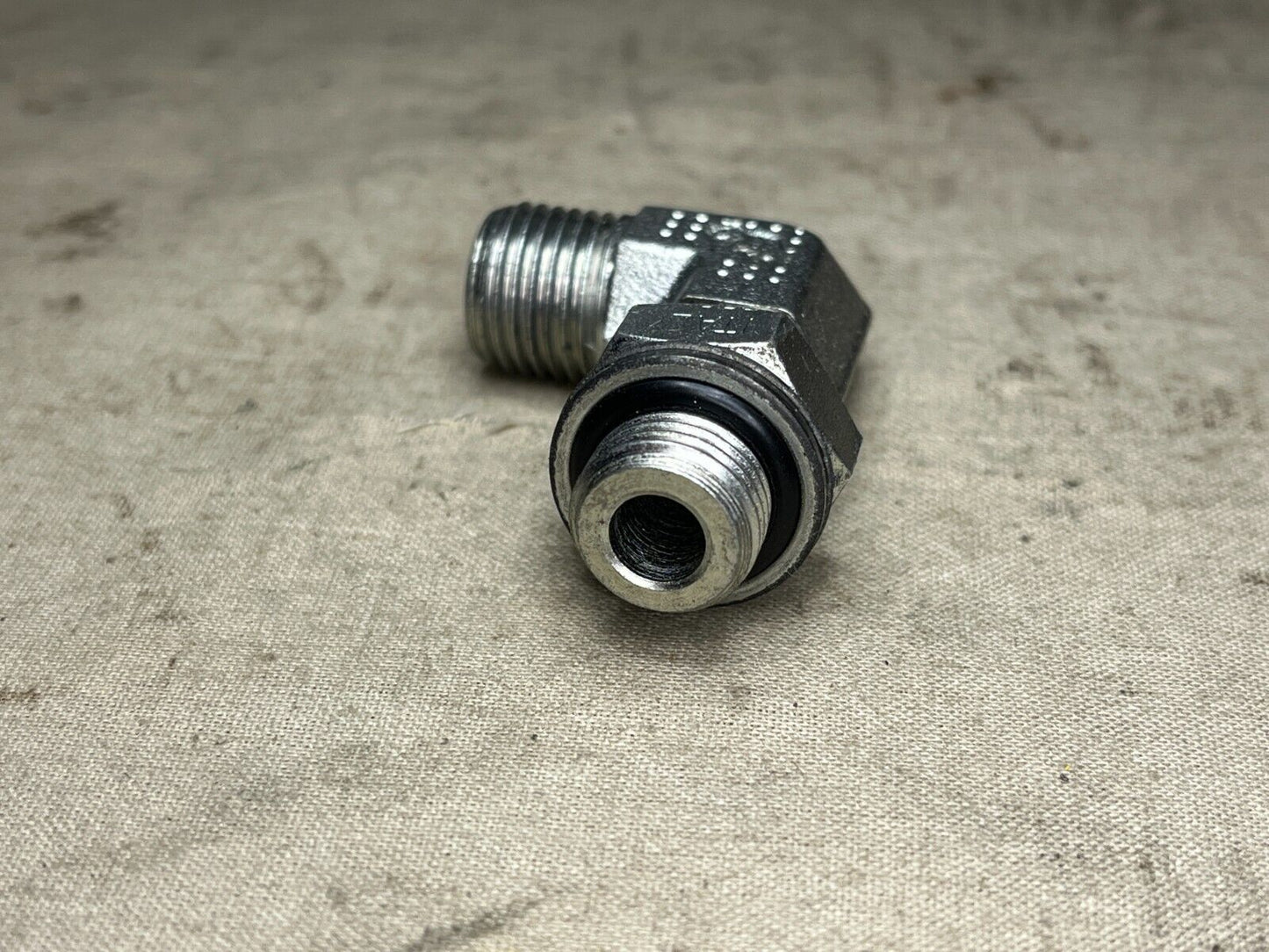 PIPE ELBOW 9/16''-18 X 1/4, 3/8 MALE 520''-19 CC-0009697 4730-01-617-2972 NOS