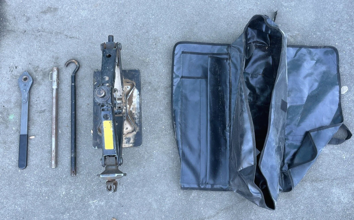 HMMWV 3.5 TON 12447042 18'' HAND COMPACT SCISSORS LIFT JACK KIT WITH TOOLS AND BAG 5939822L 5120-01-430-3123